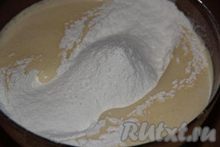 В яйца, взбитые с сахаром, влить шампанское, свежевыжатый мандариновый сок и растительное масло, взбить миксером в течение 1 минуты. Затем всыпать просеянную муку и разрыхлитель и перемешать лопаткой.