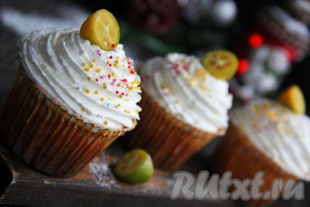 Можно дополнительно украсить взбитые сливки цветной посыпкой или кусочками мандаринов. Кексы, замешанные на шампанском, получаются ароматными, пористыми и очень вкусными.