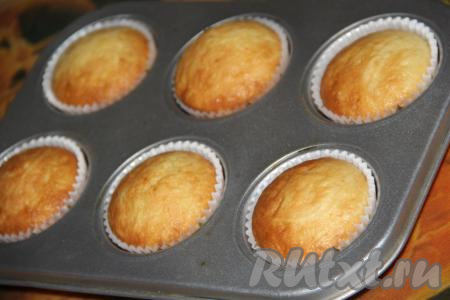 Выпекать мандариновые кексы в разогретой духовке 25-30 минут при температуре 200 градусов (готовность можно проверить зубочисткой - при прокалывании готовых кексов зубочистка останется сухой). Готовым кексам дать немного остыть в форме, а затем переложить на тарелку и дать полностью остыть. Кексы, замешанные на шампанском, готовы. Для того чтобы выпечка стала более нарядной, её можно украсить взбитыми сливками.