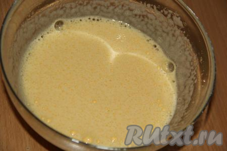 Взбить сахар с яйцами с помощью миксера в течение 5 минут.
