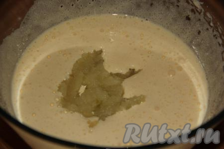 Добавить яблочное пюре и перемешать.