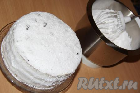 Поставить морковно-яблочный торт на ночь в холодильник. Верх и бока торта покрываем кремом и украшаем на следующий день.