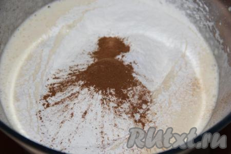 Всыпать просеянную муку, разрыхлитель, корицу, соль и соду.