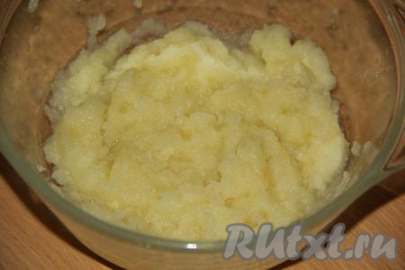 Мягкие кусочки яблок пюрировать погружным блендером. Для приготовления торта понадобится 150 грамм остывшего яблочного пюре.