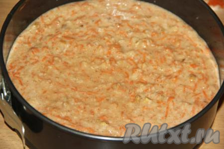 Разъёмную форму диаметром 20 см смазать растительным маслом, затем равномерно выложить 1/2 теста. 