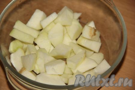 Яблоки очистить, нарезать на кусочки, поместить в микроволновку и запекать на максимальной мощности минут 7 (до мягкости).