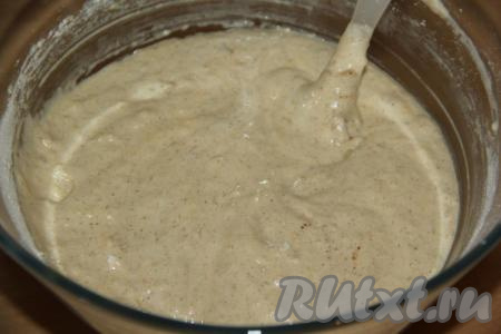 Перемешать тесто лопаткой.