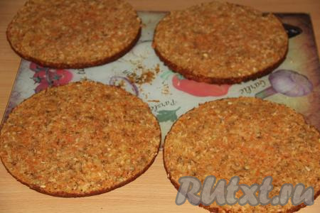 Разрезать остывшие коржи на две части (в результате у нас получатся 4 коржа для торта). Формируя морковно-яблочный торт, можно промазать коржи любым кремом. Я решила сделать крем из сливок с добавлением кусочков печенья.