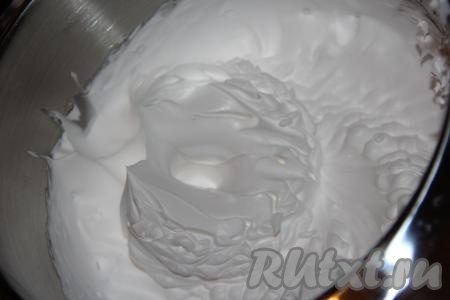 Сливки для взбивания охладить и взбить миксером до стойких пиков. Я использую сливки на растительных маслах.
