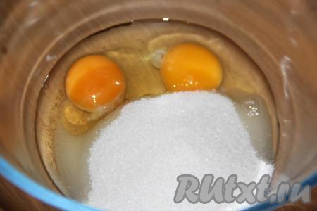 Соединить в миске 2 яйца и сахар.