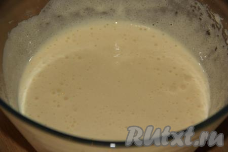 Взбить яйца с сахаром миксером в течение 5 минут.&nbsp;