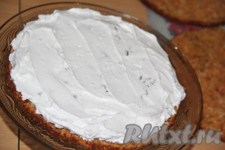 Выложить первый корж на тарелку, смазать кремом. Сверху выложить второй корж, тоже смазать кремом. Таким образом, выкладывая коржи друг на друга и промазывая взбитыми сливками, собрать весь торт (верхний корж смазывать не нужно).