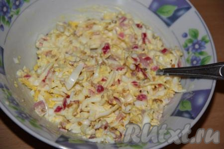 Тщательно перемешать салат из маринованного лука и яиц.