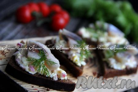 Бутерброды с селёдкой и яйцами на чёрном хлебе