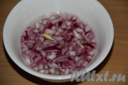 Добавить в миску с луком уксус, воду и сахар. Перемешать и оставить лук мариноваться на 30 минут.