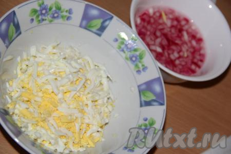 Яйца предварительно сварить вкрутую (в течение минут 10) и остудить. Очистить яйца и натереть на крупной тёрке.