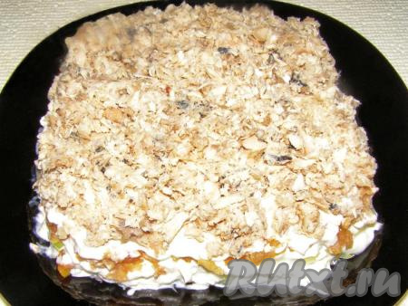 Консервированную горбушу разминаем вилкой и равномерно выкладываем половину рыбки, промазываем майонезом.