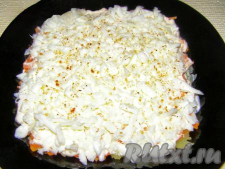 Яйца отвариваем в течение минут 10 с начала закипания воды, охлаждаем, очищаем и разделяем на белки и желтки. Натираем на крупной тёрке белки. Половину натёртых белков выкладываем на слой моркови, слегка солим (по желанию, можно использовать адыгейскую соль), смазываем майонезом.