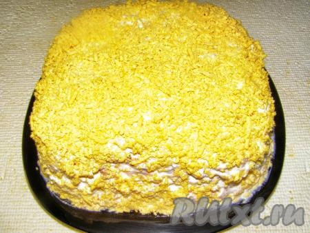 Повторяем слои, равномерно выкладывая слои картошки, моркови, белков, лука, яблок и горбуши, промазывая каждый слой майонезом. Желтками, натёртыми на мелкой тёрке, посыпаем верх и бока салата "Мимоза".