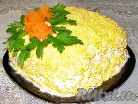 Украшаем салат на свой вкус (я украсила веточками петрушки и цветами из варёной моркови), даём немного настояться в холодильнике и подаём к столу. "Мимоза", приготовленная с горбушей и яблоком по этому рецепту, получается сочной, яркой и очень вкусной, попробуйте!