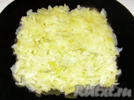 Картофель и морковь отвариваем, не очищая от кожуры, до готовности (обычно картошка с морковкой варятся 20-25 минут с момента начала кипения воды), затем даём остыть. Очищаем отваренные овощи от кожуры. Натираем варёный картофель на крупной тёрке (можно размять картошку в пюре) и выкладываем половину картошки первым слоем на плоскую тарелку.