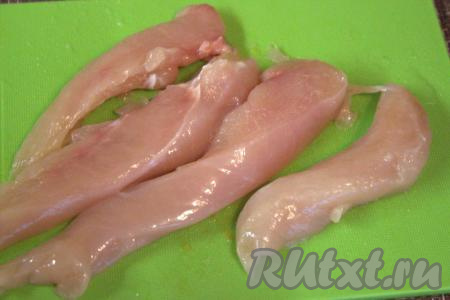 Вымыть куриное филе, обсушить. Нарезать мясо на одинаковые по размеру полосочки шириной, примерно, 2,5 сантиметра.