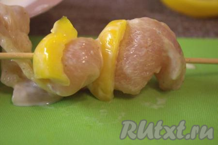 Сформировать все шашлычки на шпажках, чередуя куриное филе, кусочки перца или помидора.