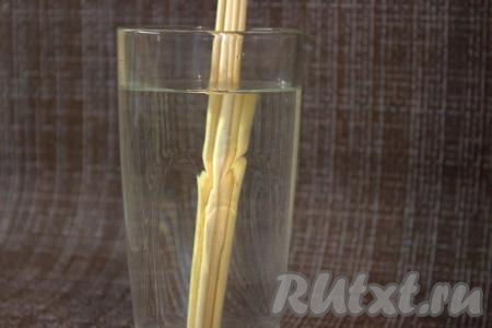 Для того чтобы деревянные шпажки в процессе приготовления не пригорели и не впитали в себя мясной сок, их нужно замочить в холодной воде на 20-30 минут.