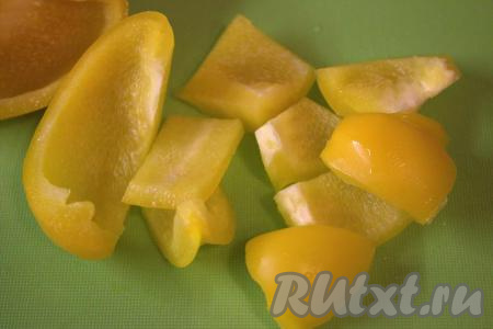 Очистить болгарский перец от плодоножки с семенами, а затем нарезать на кубики среднего размера. Помидор вымыть и нарезать на кусочки, примерно, такого же размера, как нарезан и перец.