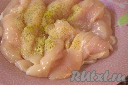 Полосочки филе поместить в миску, посолить, приправить специями по вкусу, добавить чеснок, пропущенный через пресс (я использовала гранулированный чеснок), тщательно перемешать.