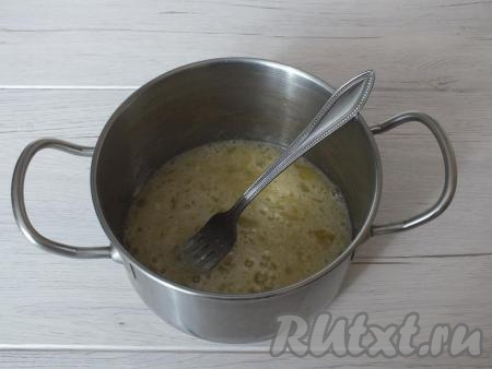 Для начала приготовьте заварной крем. В ковшике (или кастрюле) с толстым дном с помощью вилки разотрите яйца с сахаром и ванилином.