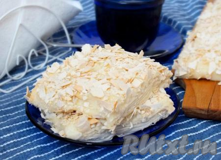 Готовый торт "Наполеон" из лаваша с заварным кремом подавайте к чаю или кофе, предварительно нарезав на порционные кусочки квадратной формы.