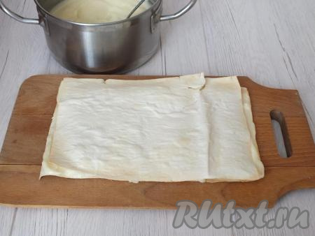 Накройте вторым коржом, слегка прижмите. Если корж при надавливании сломается, ничего страшного. Смажьте опять кремом и продолжайте собирать торт, чередуя подсушенные листы лаваша и крем.