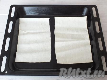 Включите духовку на 180 градусов. Выложите на сухой противень пару листов лаваша. Поставьте противень с лавашом в разогретую духовку на 2 минуты. Важно не передержать и не зарумянивать будущие коржи.