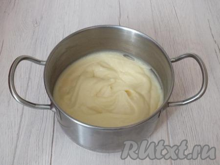 Возьмите охлаждённый крем, снимите пищевую плёнку и хорошо взбейте венчиком. Заварной крем должен получиться лёгким, воздушным, гладким.