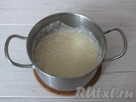 Крем хорошо перемешайте. Возьмите пищевую плёнку и укройте крем. Это необходимо для того, чтобы на поверхности крема не появилась корочка. В таком виде оставьте охлаждаться при комнатной температуре.