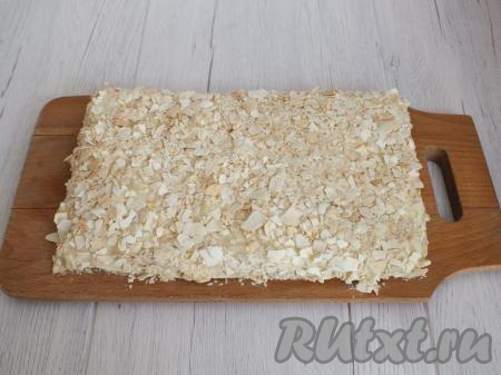 Обсыпьте крошкой бока и верх торта. Оставьте при комнатной температуре на 2 часа. После можно подавать.