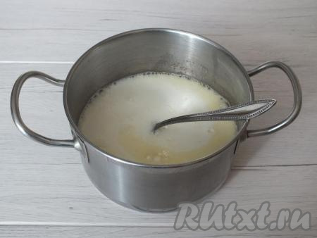 Добавьте молоко и тщательно размешайте смесь вилкой.