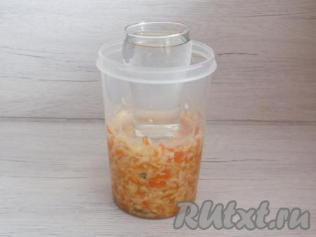 Возьмите чистую, сухую банку (стеклянную или пластиковую). Заполните её капустой. Сверху поставьте гнёт. Оставьте кваситься при комнатной температуре на трое суток. Каждый день, пока квасится капуста, протыкайте&nbsp;её деревянной шпажкой (или ножом) до самого дна банки, чтобы выходил углекислый газ.