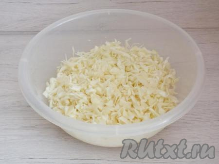 Подготовьте глубокую, широкую тару (это может быть пластиковая миска&nbsp;или тазик). Нашинкуйте тонко капусту и переложите в миску.