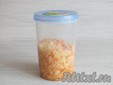 Перемешайте капусту, закройте банку с капустой крышкой и уберите в холодильник. Охладите и можно подавать к столу.