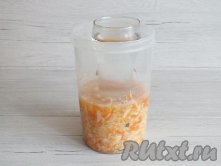 На третьи сутки выделившийся сок покроется легкой пеной, появится слегка кислый запах и привкус. Самое время убрать гнёт.