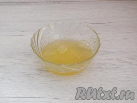 Отдельно смешайте мёд с водой комнатной температуры, хорошо перемешайте.