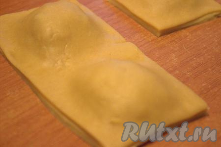 Ножом (или фигурным ножом) разрезать тесто на ровные квадратики.