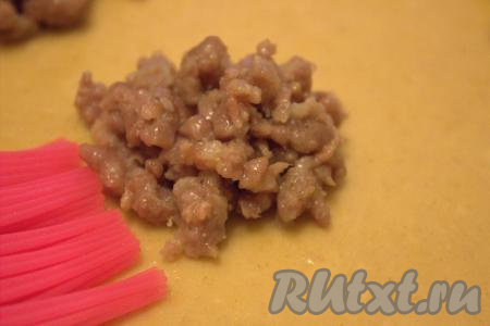 Белком куриного яйца промазать тесто между начинкой (это нужно сделать для того, чтобы тесто хорошо склеилось).