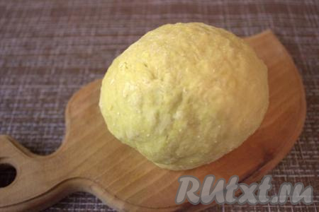 Замесить крутое тесто, как на пельмени. При замешивании многое зависит от муки, если в результате замешивания тесто получится суховатым, тогда добавьте яичный желток, а если, наоборот, будет липнуть к рукам - необходимо добавить немного муки (у меня тесто получилось суховатым, поэтому я добавила желток).