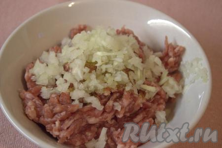 Мякоть свинины вымыть, нарезать на кусочки и прокрутить через мясорубку. Очистить репчатый лук и нарезать мелкими кубиками. В миске соединить прокрученное через мясорубку мясо и нарезанный лук, добавить соль, карри, чёрный молотый перец, тщательно перемешать.