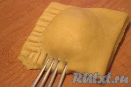 Если нет фигурного ножа, края теста можно прижать вилкой. Из данного количества теста у меня получилось 12 равиоли с мясом.