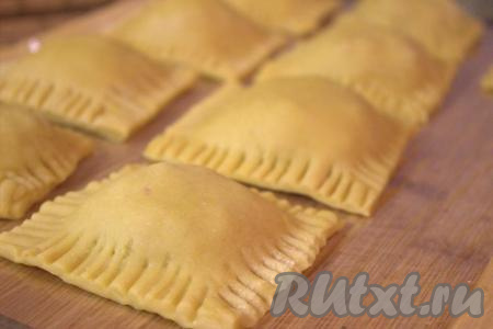 Сформированные равиоли с мясом можно выложить на доску и заморозить впрок.