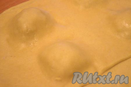 Затем вторую часть теста раскатать в прямоугольник толщиной 1 мм (размер первого и второго прямоугольников должны быть, примерно, равны) и накрыть начинку (плотно прижимая тесто пальцами вокруг начинки).